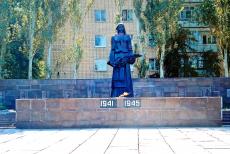Меморіальний комплекс на честь робітників і службовців РУ ім. Кірова загиблих у роки ВВВ.JPG